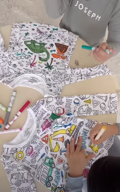 Criança desenhando no pijama