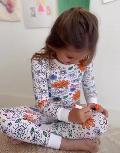 Menina usando pijama colorido