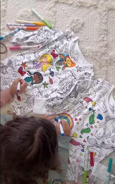 Criança colorindo pijama deitada